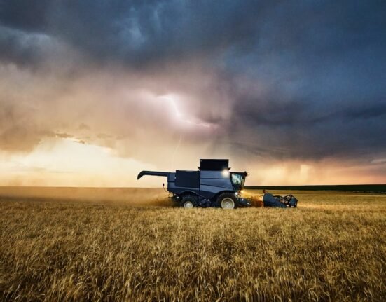 EU cuts payments to farmers