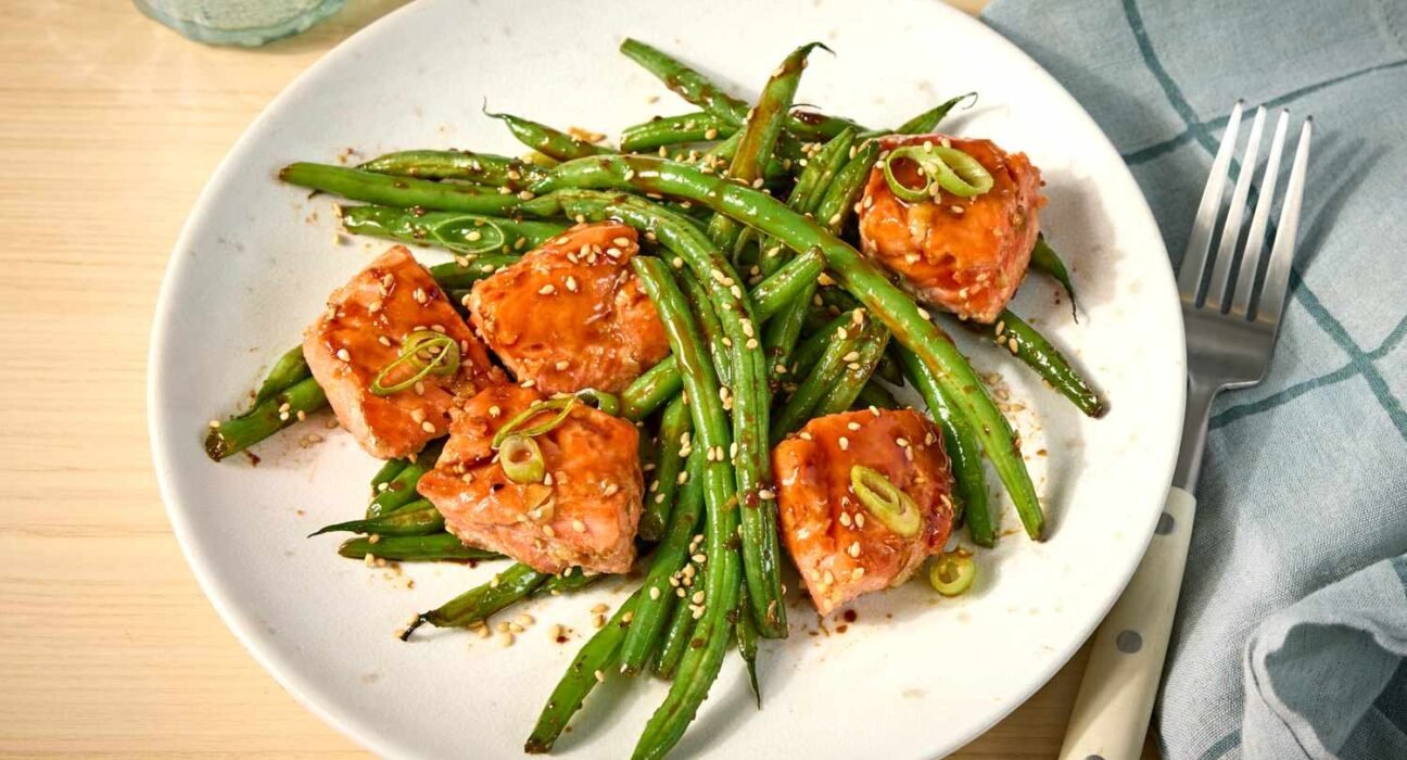 One-Skillet Garlicky Salmon & Green Beans