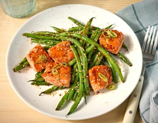One-Skillet Garlicky Salmon & Green Beans